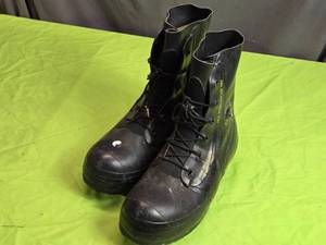 lot 215 image: Size 12R Bunny Boots