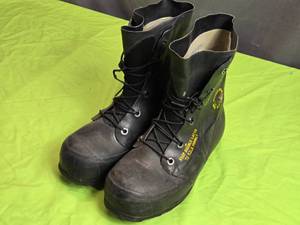 lot 216 image: Size 9R Bunny Boots