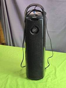 lot 222 image: Holmes Air Cleaner