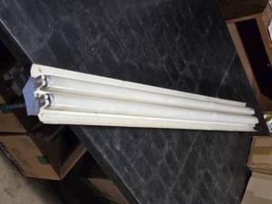 lot 232 image: 4 Fluorescent Shop Light