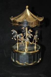 lot 491 image: 8-12 Collectors Musical Carousel - (GoldCrystal)