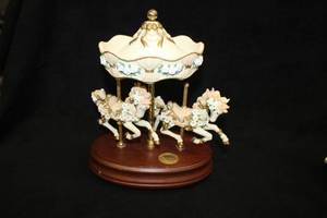 lot 495 image: 10 Collectors Musical Carousel - Gardenia #22094000 from The SF Music Box Co (WhiteCreamGreen)