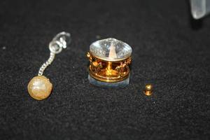 lot 502 image: 1 Crystal Mini Collectors Carousel