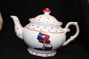 lot 530 image: 2004 Floral Hat theme Collectible Tea Pot