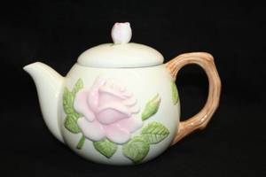 lot 529 image: Teleflora Pink Rose theme Collectible Tea Pot