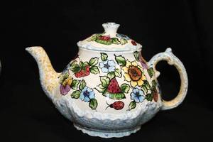 lot 533 image: Floral theme Collectible Tea Pot
