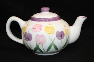 lot 535 image: Asia Master Group Tulip theme Collectible Tea Pot