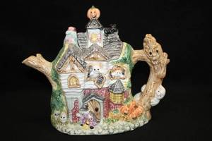 lot 538 image: Omnibus Halloween House theme Collectible Tea Pot
