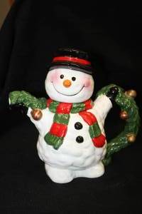 lot 543 image: Snowman theme Collectible Tea Pot