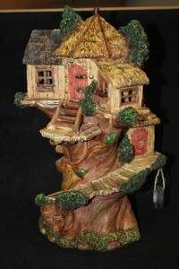 lot 562 image: Collectors House - Tree House in the Woodland Knolls Collection