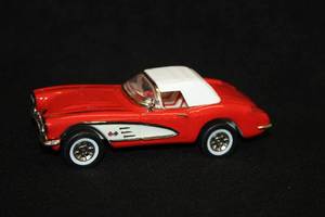 lot 569 image: Collectors Classic Car - 1958 Corvette Roadster in the Original Snow Village Collection from Department 56
