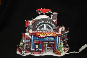 lot 564 image: Collectors House - Hot Wheels Custom Car Shop in the North Pole Series from Department 56