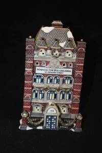 lot 565 image: Collectors House - Hospital For Sick Children at Ormond Street Special Edition in the 20th Anniversary Dickens Village Series from Department 56
