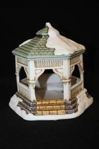 lot 595 image: Collectors Ceramic Lighted House - Gazebo by Byron Wood in the Colonial Village Series from Lefton