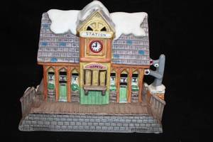 lot 590 image: Collectors Ceramic Lighted House - Ticket Station by Byron Wood in the Colonial Village Series from Lefton