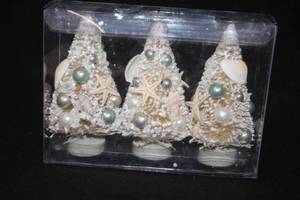 lot 1086 image: Collectors Figurines - Christmas Trees 3-piece