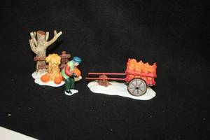 lot 1077 image: Collectors Figurines - Pumpkins - from Department 56