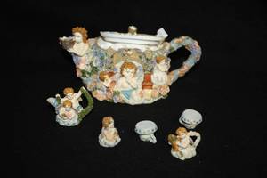 lot 1147 image: AngelCherub theme Collectible Tea Pot and Figurine Set 6-piece