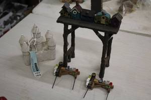 lot 1178 image: Assorted Fairy Garden Decorations - Mailboxes (x3) and Sand Castle Ornament (x1)