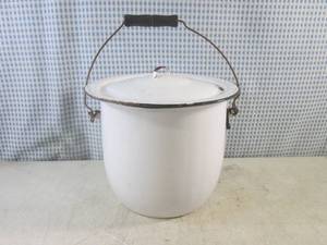 lot 15 image: (CSB) Vintage Enamelware Pot with L...
