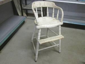 lot 36 image: (A-3T) Vintage Wood High Chair - No...