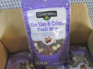 lot 338 image: (B-4) 6 Bags of Cookies & Creme Tra...