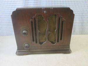 lot 57 image: (BS) Vintage International Radio Pa...