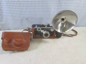 lot 106 image: (BSB) Vintage Argus Camera with Lea...