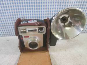 lot 107 image: (EC1) Vintage Kodak Brownie Starmat...