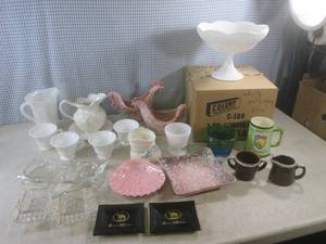 lot 133 image: (F-1) Vintage Decor, Milk Glass and...