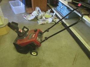 lot 136 image: (BR1) Toro CCR Powerlite 3 HP Snow ...