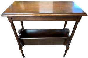 lot 32 image: Vintage Side Table with Lower BookShelf