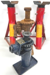 lot 65 image: 4 Piece VINTAGE Mechanical Jack Lot including Antique Ford Model A Jack