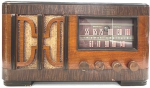 lot 97 image: 1940s Lafayette Table Radio
