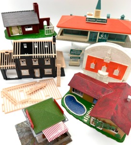 lot 190 image: HO Scale Train Buildings Includes Howard Johnsons, Coca Cola Kiosk and More