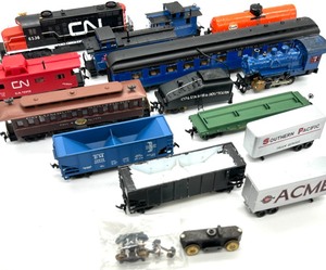 lot 194 image: 12 HO Scale Train Cars & Accessories