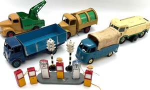 lot 197 image: 4 DINKY TOY Trucks, Accessories & 1 BUDGIE Toy Truck