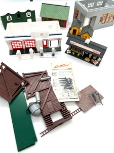 lot 199 image: 7 - HO Scale Buildings & Accessories