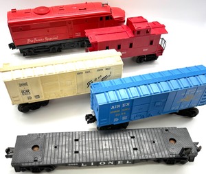 lot 203 image: 5 - O Scale LIONEL Train Cars