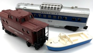 lot 208 image: LIONEL O Scale Items Includes Lighted Santa Fe Vista Dome Passenger Car #2412 & More