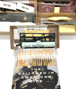 lot 239 image: 5 HO Scale Train Cars & 1 Softcover Book