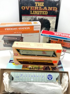 lot 219 image: 5 HO Scale Train Cars & 1 Hardcover Book