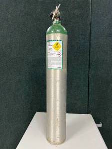 lot 45 image: Medipure Praxair Oxygen Gas Cylinder with Pressure Regulator Gauge - In Good Condition