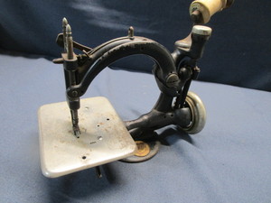 lot 8 image: Willcox & Gibbs Antique Sewing Machine