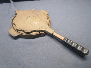 lot 9 image: Jotul Heart Shaped Waffle Iron