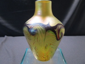 lot 20 image: Art Glass Vase