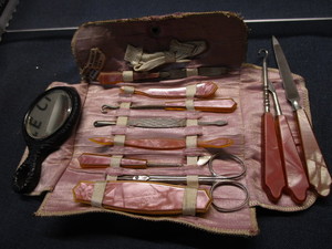 lot 28 image: Vintage Manicure Set