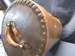 lot 46 image: Antique Hat Box