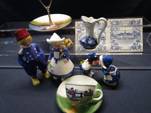 lot 62 image: Dutch Zell, Shakers, Figures, Delft