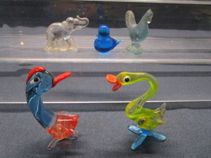 lot 74 image: Mini Bluebird, Glass Rooster, Elephant, Birds